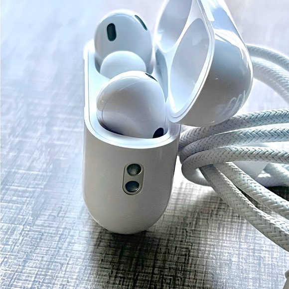 Apple AirPods Pro 2nd Generation with MagSafe Wireless Charging Case - White - Picture 3 of 7
